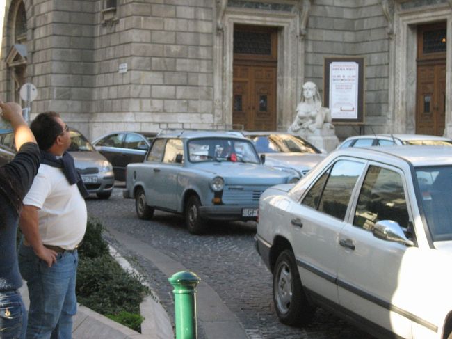 東欧らしい車を発見。<br />とはいえ町を走っている車はだいたい新しいもので、特別東欧だからというような古い車はあんまり見かけませんでした。