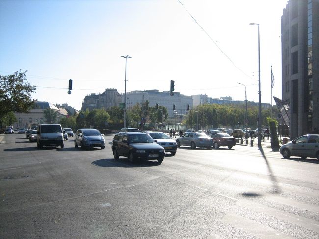 そのままアンドラーシ通りをドナウ川のほうに向かって行ったところにあった交差点。<br />ここの無駄にだだっ広い交差点の景色は、何ともいえず旧共産圏の雰囲気を感じさせてくれました。