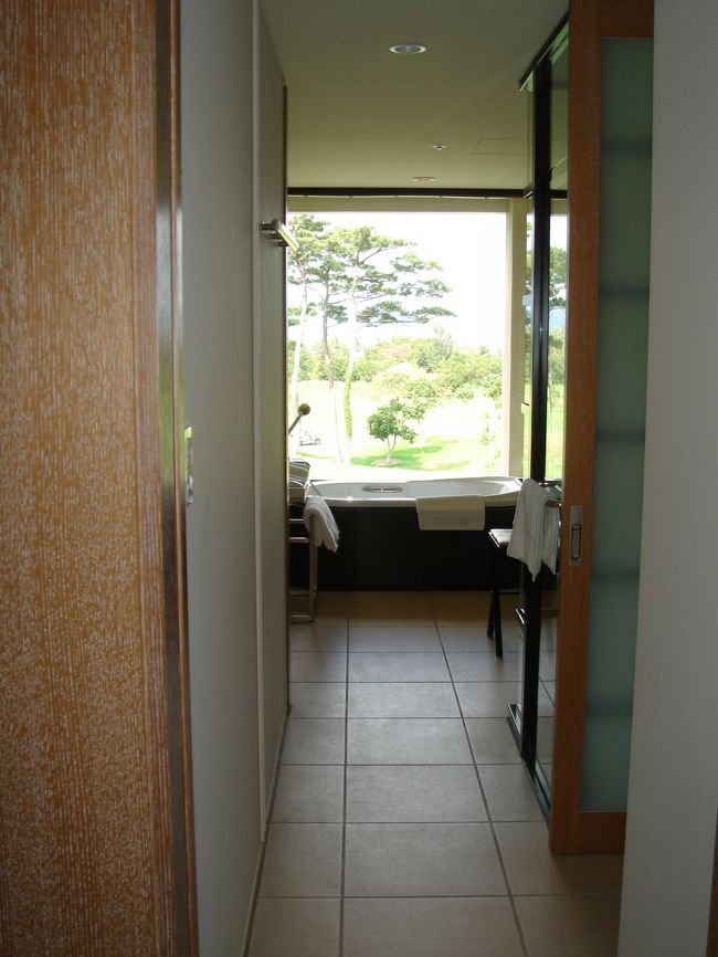 突当りがお風呂で外はゴルフコースです。時間がなく、残念ながらお風呂は利用できませんでした。<br />右手すりガラスの隣がシャワーブースでした。