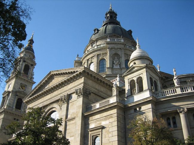 聖イシュトバーン大聖堂です。建設に50年かかったそうです。確かにそれもうなずける荘厳な作りの大聖堂でした。<br />ドームの周りが展望台になっていて、狭い階段を上ると上に出られます。