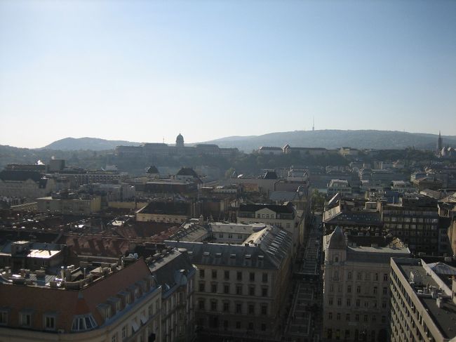 中世ヨーロッパっぽい街並み。遠くの丘の上に王宮が見えます。