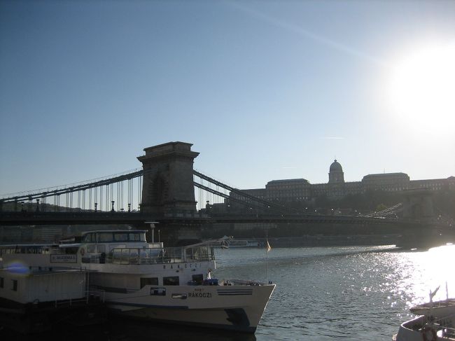 ドナウ川沿いに出ると、くさり橋が目に入ってきます。<br />1839年から建設が始まって、1849年に完成し、ブダとペストの町を初めて結んだ橋だそうです。