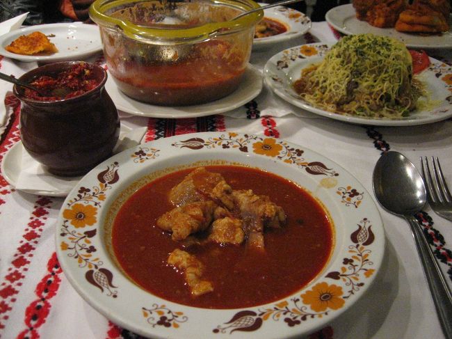 そのまま町をぶらぶらして、夕食にしました。<br />地球の歩き方にも乗っていたアルフェルディというレストランで、川魚をパプリカで煮込んだハラースレーというスープ。<br />ちょっと癖のある味でしたが、パプリカがきいていて美味しかったです。