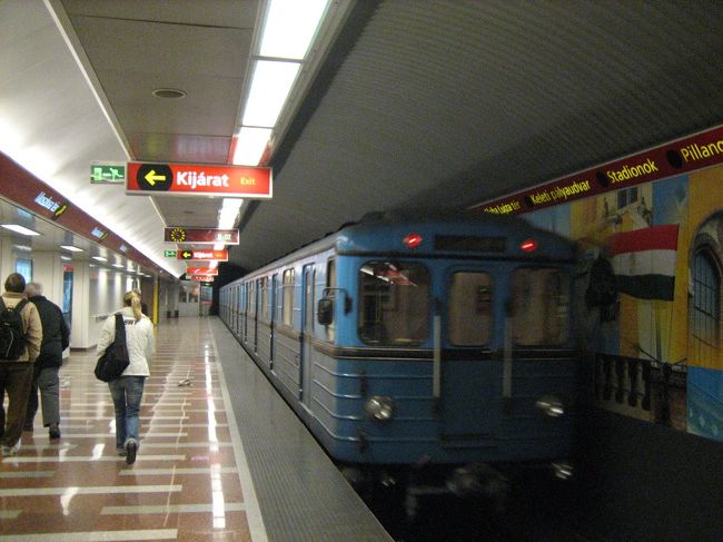 まずは朝イチに地下鉄に乗ってモスクワ広場へと向かいました。<br />古くていい感じの車両です。