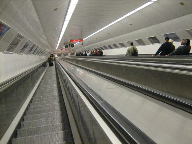 ブダペストもプラハも地下鉄駅のエスカレーターがとにかくむちゃくちゃに長くてスピードも速かった。<br />旧共産圏の特徴なのでしょうか。