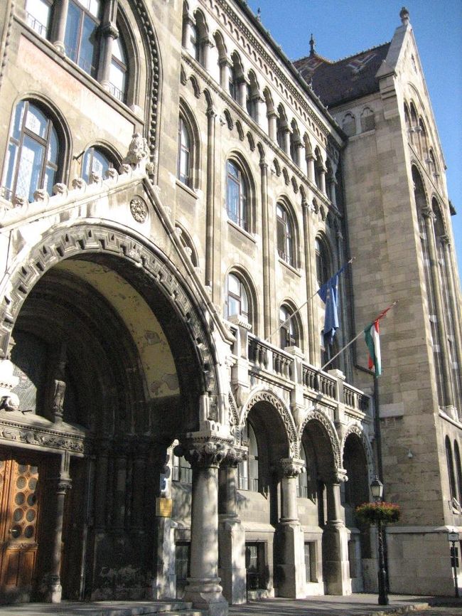 モスクワ広場から、バスに乗ってウィーン門から王宮の丘に入ります。<br />この建物は何だったか忘れてしまいました。