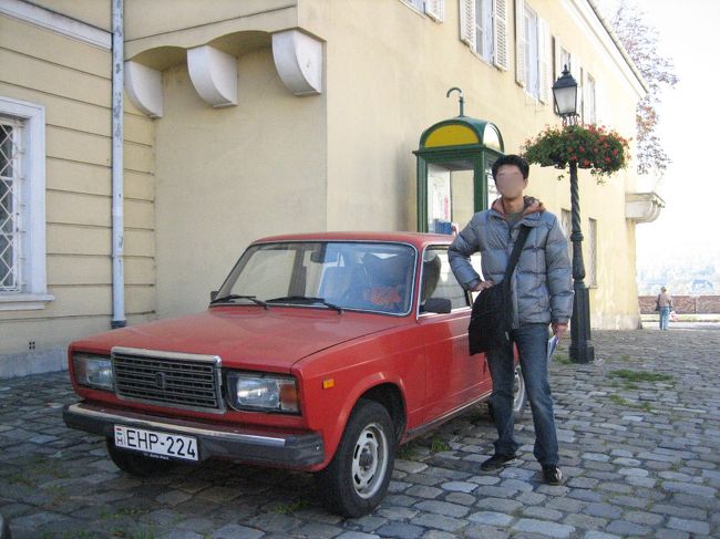 古い車とパチリ。<br />ウィーン門から入ったところにある軍事歴史博物館に入りました。<br />ハンガリーの歴史的な武器や戦争に関連した様々な展示があって、見ごたえがありました。