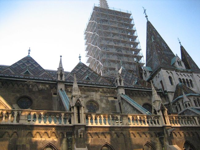 王宮の丘の中心の三位一体広場に到着しました。<br />マーチャーシュ教会の鐘楼が工事中だったのは残念でした。