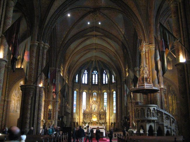 マーチャーシュ教会の中のステンドグラスはとてもきれいでした。