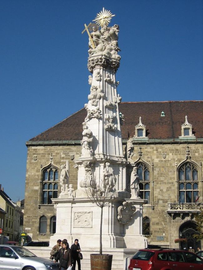 三位一体広場の三位一体の像<br />中世ヨーロッパで猛威をふるったペストの終焉を記念して造られたものだそうです。