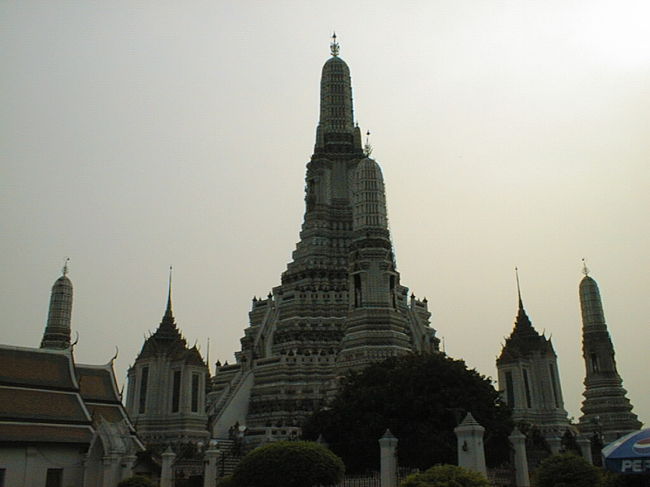 ワット・アルンの写真です。<br />この時は、まだ上まで登れました。