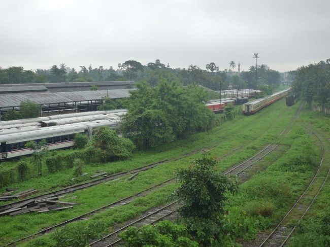ミャンマー駅引き込み線<br />危うく警察に職務質問されるところだった。