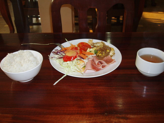 ダイアモンドパークインの朝食です。<br />これと言って何かあるわけではありませんが・・・<br />目玉焼きだけ焼いてくれます。