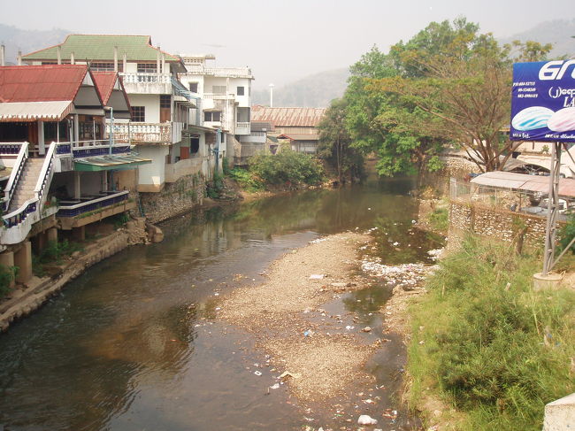 国境の川、左がタイ、右がミャンマーです。<br />川を越えると右側にイミグレがあります。<br />カーテンドアをあけると軍服を着たひとが４，５人います。<br />５分程度でパーミットが無事発行されました、このときパスポートはここで預かりとなります。