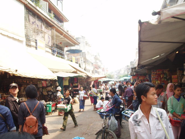 タチレク入国するとすぐ横はマーケットになっています。