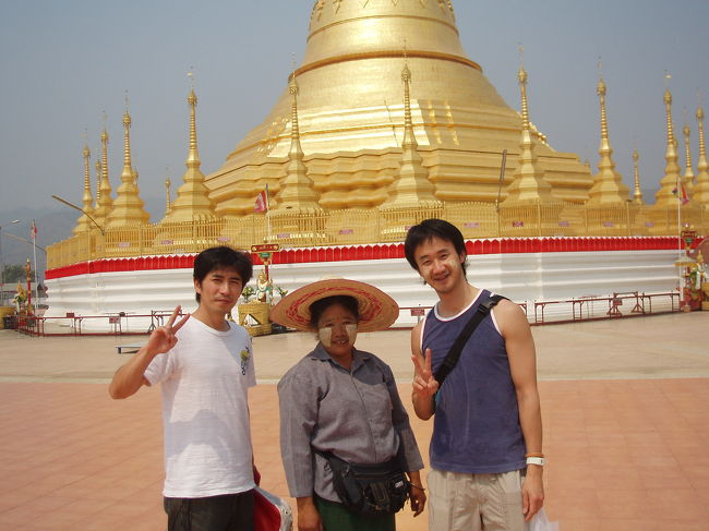 高台にあるパコダです。<br /><br />ここの世話やきおばさんに言えば、このパコダの説明をしてくれます。<br /><br />自分の生まれた曜日によって拝む場所が違うのでそれもおばちゃんがいろいろと教えてくれます。