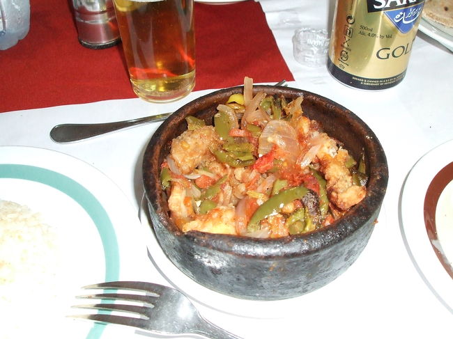 エジプトに入って初めての食事でした。<br /><br />　この感じが毎日続きました。<br /><br />　はっきり言ってエジプトでは食事は期待しないほうがいい！！<br /><br />　下痢をしたくないなら生野菜は絶対食べてはいけない！！