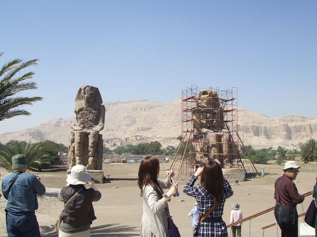 ツタン・カーメンの父親のメムノンの巨像。<br /><br />　この日は右側の像が修理中でした。