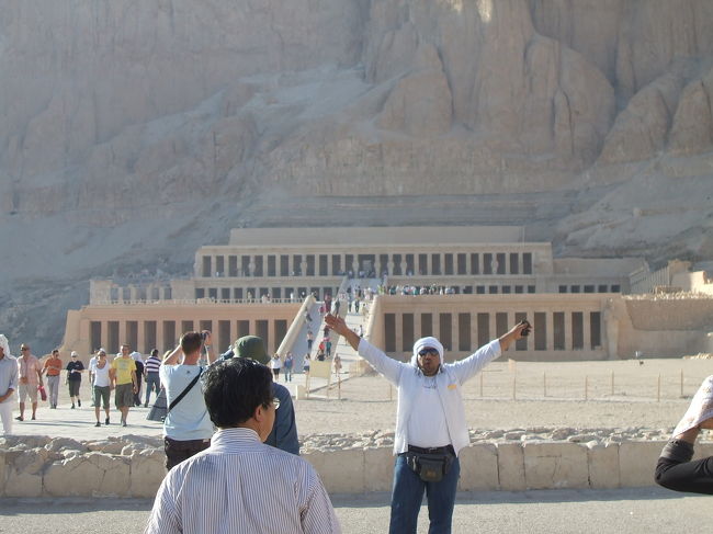 最初のテロがあったハトシェプスト女王の葬祭殿。<br /><br />　前で手を振っているのはガイドのオスマンさん。