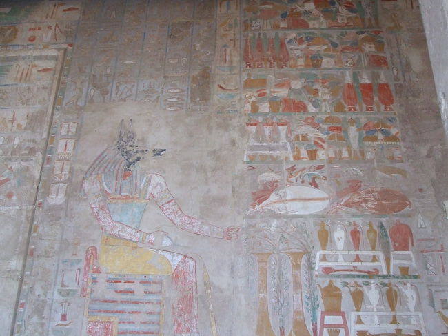 内部の壁は何千年も前の彩色が残っています。
