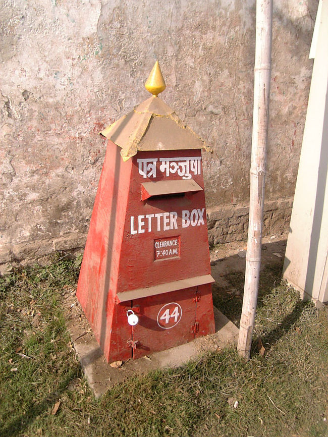 ネパールで見かけたポスト。<br />毎回、旅行先ではポストの写真を収集しています。