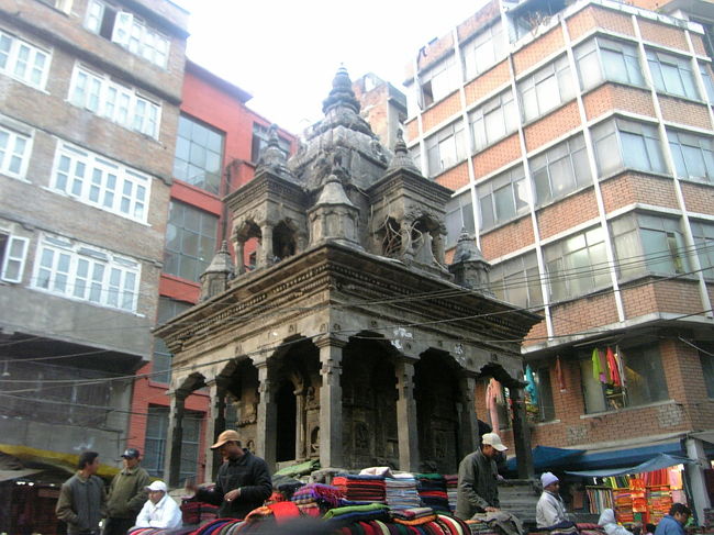 街を歩いていると突然現れる仏塔？のような物。