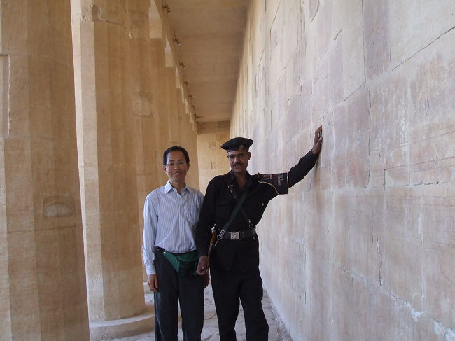 警備をしていた機関銃を待ったポリス。<br /><br />　勿論チップをやって写真を撮らせてもらいました。<br />