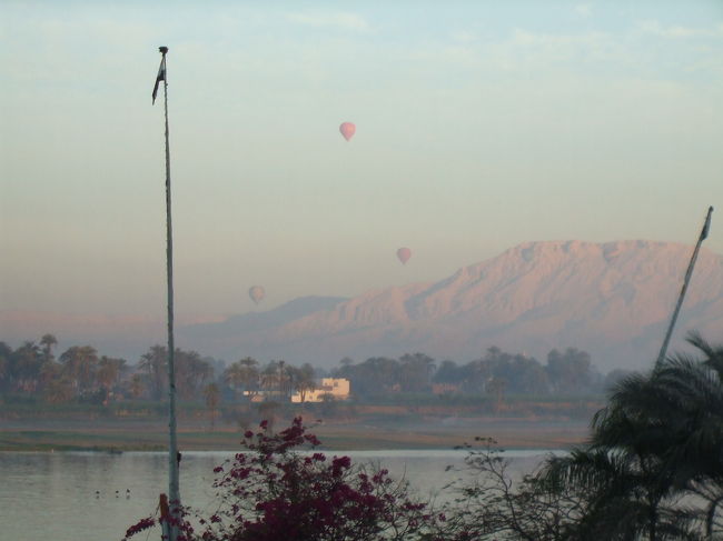 ホテルから見たナイル川。<br /><br />　この山の下に神殿の遺跡がある。