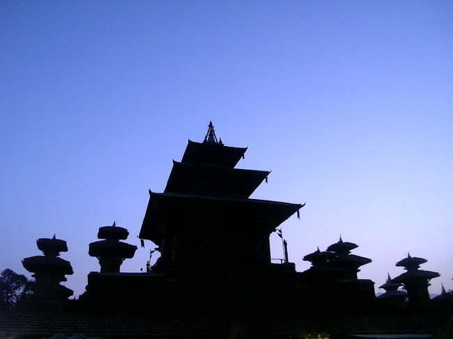 夕暮れの王宮。