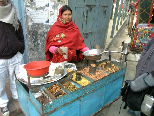 豆を売るおばさん。<br />タイでもなぜか豆を売る人はインド・ネパール系の人々。