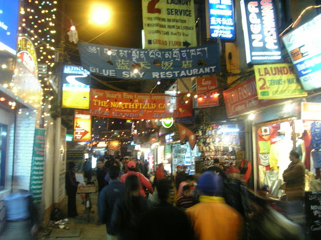 夜のタメル地区。<br />夕飯を探しにブラブラしてました。