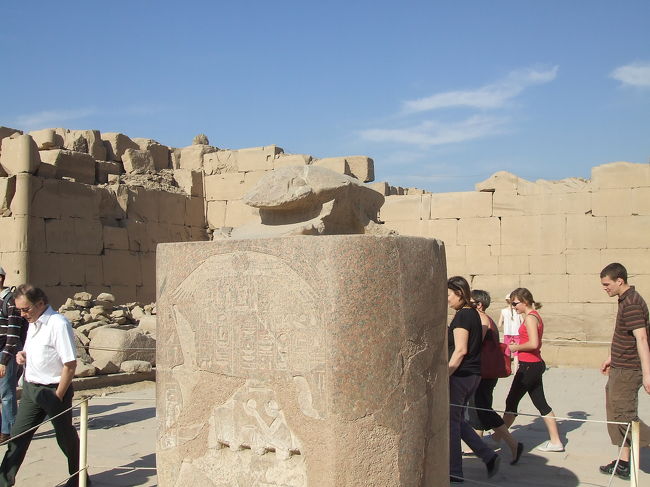 神殿の中にあった糞ころがし。<br /><br />　この回りを７回歩くと願い事が叶うといわれています。