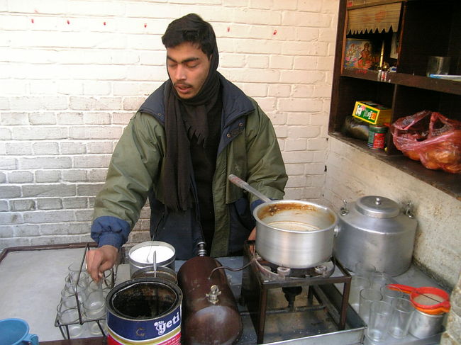 朝のチャイ屋台。<br />手際よくミルクたっぷりのチャイを作ります。