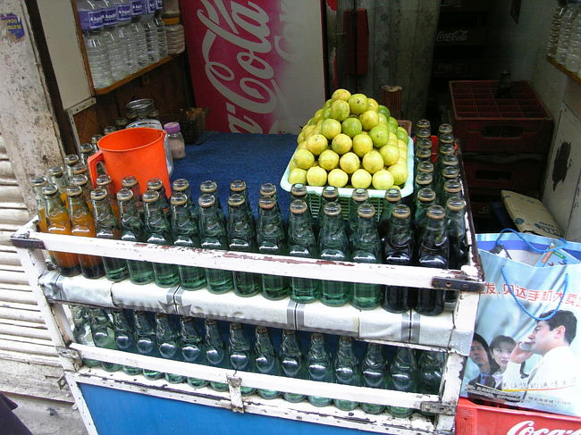 ネパールで「ラムネ」を発見。<br />その場で飲んでビンは返却します。