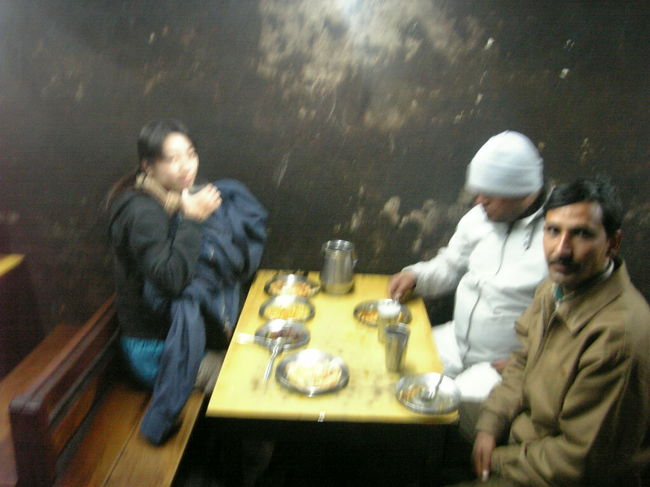 パタンの隠れ居酒屋のような所で現地の人と１杯。<br />辛い＝ピル　とジェスチャーでネパール語を教えてもらった。