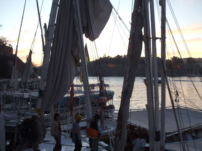 ナイル川に沢山ある帆船「ファルーカ」