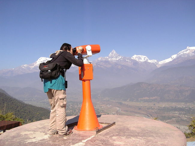 サランコットの丘からヒマラヤを覗く。<br />望遠鏡は有料。いい所で見えなくなります。笑