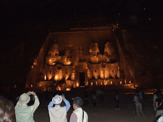 ライトアップされたアブシンベル神殿