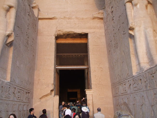 ２月２２日にはこの神殿の奥まで朝日が入り込む。