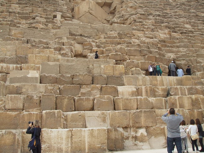 クフ王のピラミッドは中に入れます。