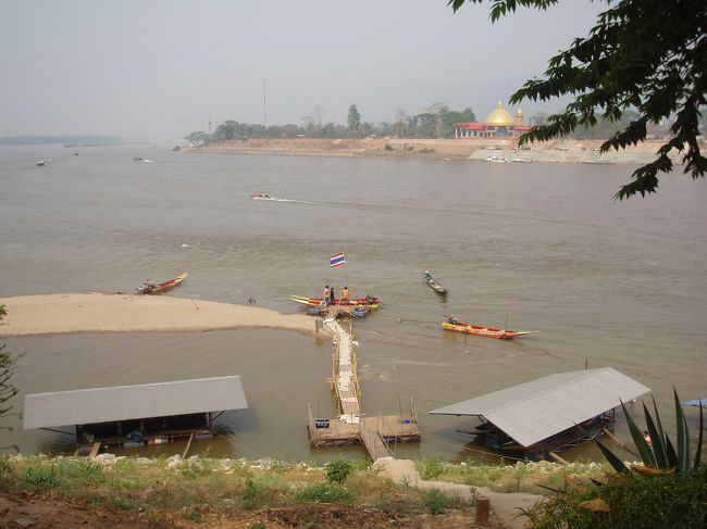 こちらの船に乗ってメコン川を渡ります。