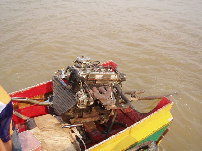 なんとこのエンジンはトヨタである！<br />おそらく車のエンジンを拝借したもの。<br /><br />4気筒ＤＯＨＣ！１５００ｃｃから２０００ｃｃクラスのエンジン！<br /><br />さすがにトヨタ、この小さなボートがとんでもないスピードで走ります。