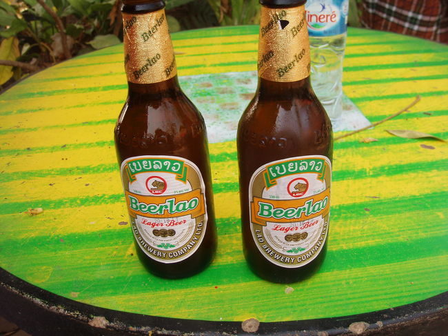 ラオス、ドンサーオ島上陸です、と言ってもここはなにもありません、土産ものやと飲食店があるだけです。<br />ここのおすすめはこのビアラオとのことです。<br />