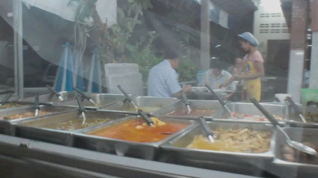 時計台の西側にある大衆食堂で夕食。