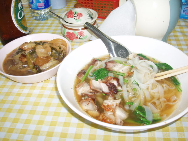 今日もこれか！まずくはないがヌードルが続く。