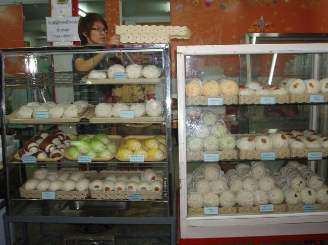 となりの肉まん屋！注文すると蒸し器であっためてくれます。