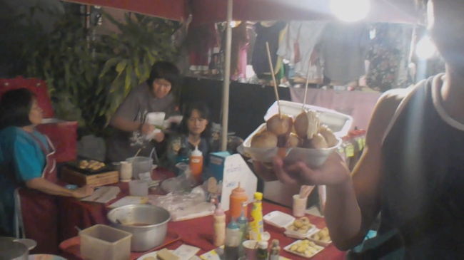 ナイトバザールのたこ焼き？<br />たこの代わりにそれらしいのが入っている。<br />