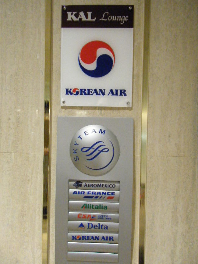 朝一だったので、ラウンジで軽く朝食を。