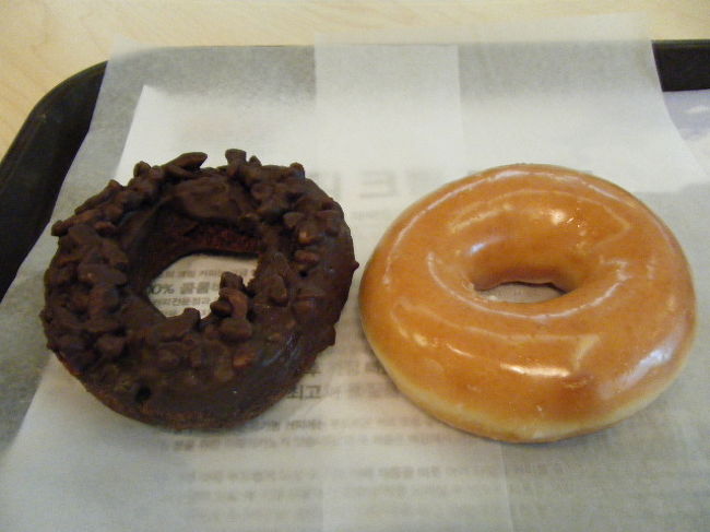 遅めの昼食はクリスピークリームドーナツで。