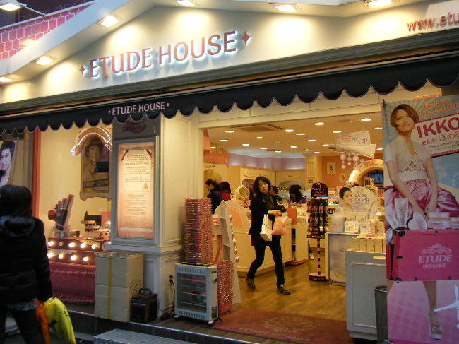 必ず寄るエチュードハウスというコスメショップ。<br />ＢＢクリームがとても良いです。
